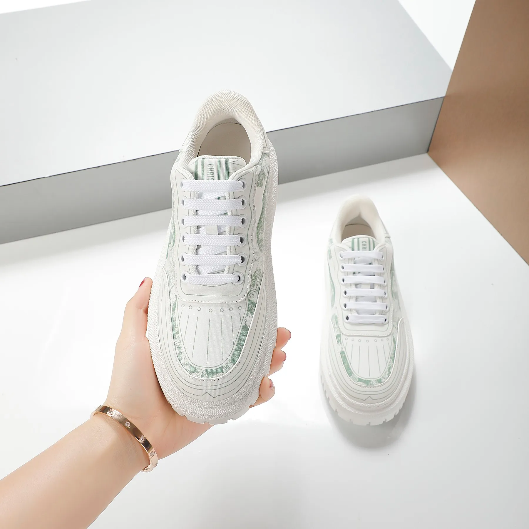 👟👟Ex-factory price 460👟👟 2021ssDior casual white shoes, the same style as the ready-to-wear series 1️⃣Original mold opening 2️⃣Original cowhide➕Breathable mesh lining 3️⃣TPU evacuation outsole 4️⃣Injected latex sheepskin feet 5️⃣Full package at the counter Code number 35-40 (41 can be customized)